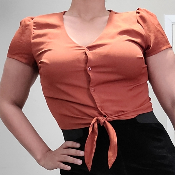 Cropped Short Puff Sleeve Blouse - Picture 2 of 9